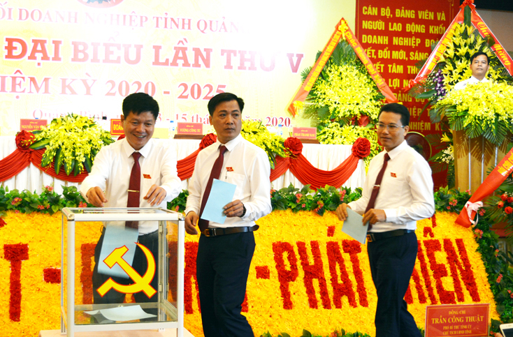 Các đại biểu bỏ phiếu bầu Ban Chấp hành Đảng bộ nhiệm kỳ mới.