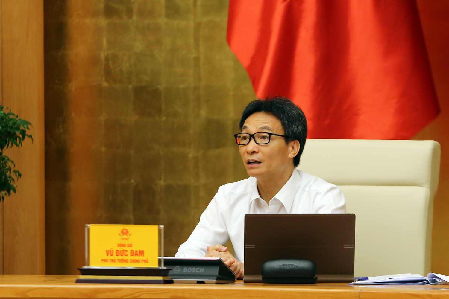  Phó Thủ tướng Vũ Đức Đam cho rằng bối cảnh dịch bệnh tiềm ẩn nhiều nguy cơ, chúng ta phải triển khai đồng bộ các biện pháp để “chung sống an toàn với dịch”. Ảnh: VGP/Đình Nam