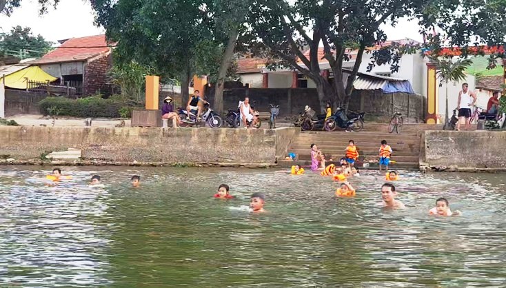  Những đóng góp của gia đình ông Thỉ đã góp phần phát triển phong trào bơi lội ở Lệ Thủy 