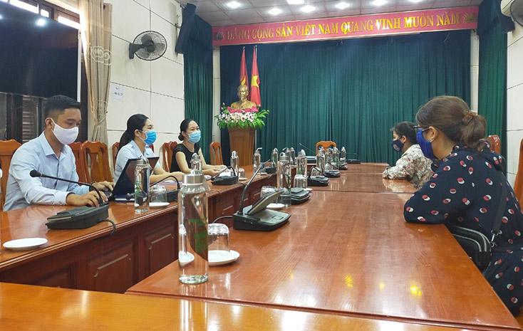 Đại diện Sở Thông tin và Truyền thông làm việc với 2 trường hợp đăng tải thông tin sai sự thật về Covid-19.