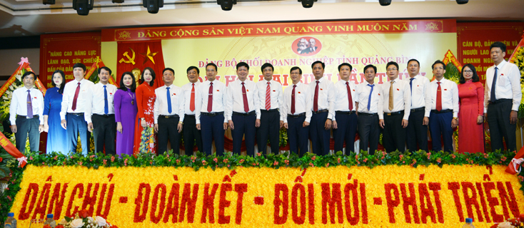 Đồng chí Nguyễn Công Huấn, Ủy viên Ban Thường vụ Tỉnh ủy, Phó Chủ tịch Thường trực Phụ trách HĐND tỉnh chụp ảnh lưu niệm cùng Ban Chấp hành Đảng bộ Khối DN tỉnh khóa V, nhiệm kỳ 2020-2025.