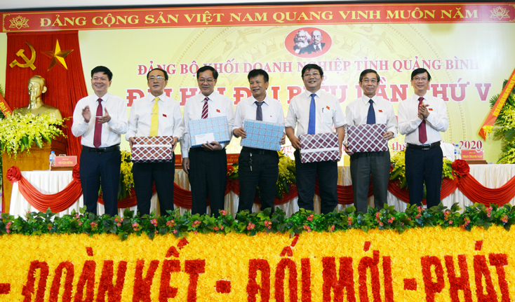 Lãnh đạo Đảng ủy Khối DN tỉnh tặng quà cho các đồng chí không tham gia Ban Chấp hành Đảng ủy khóa mới