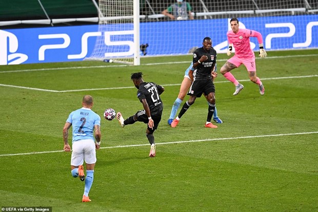  Maxwel Cornet ghi bàn mở đầu cho chiến thắng của Lyon.