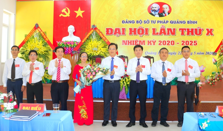   Đồng chí Nguyễn Kim Long, Phó Bí thư Đảng ủy Khối Các cơ quan tỉnh tặng hoa chúc mừng BCH Đảng bộ Sở Tư pháp khóa X, nhiệm kỳ 2020-2025.