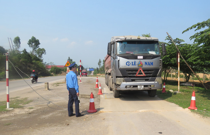Kiểm tra tải trọng xe ô tô chở hàng lưu thông trên tuyến quốc lộ 12A tại Trạm kiểm tra tải trọng xe lưu động.