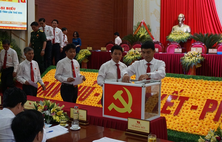 Các đại biểu bỏ phiếu bầu đoàn đại biểu dự đại hội Đảng bộ tỉnh