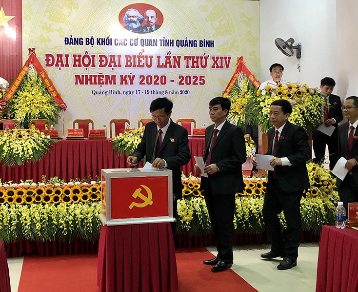 Các đại biểu bỏ phiếu bầu Ban Chấp hành Đảng bộ Khối các cơ quan tỉnh khóa XIV