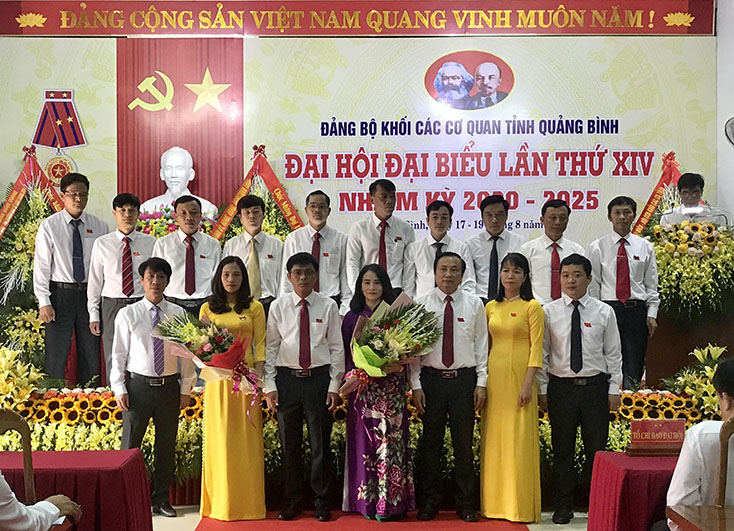Ban Chấp hành Đảng bộ Khối các cơ quan tỉnh khóa XIV, nhiệm kỳ 2020-2025 ra mắt Đại hội, nhận nhiệm vụ