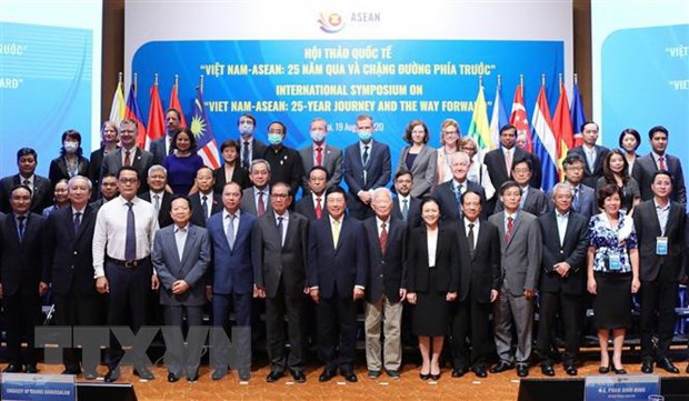 Phó Thủ tướng, Bộ trưởng Bộ Ngoại giao Phạm Bình Minh, Chủ tịch Ủy ban và các đại biểu dự hội thảo. (Ảnh: Lâm Khánh/TTXVN)