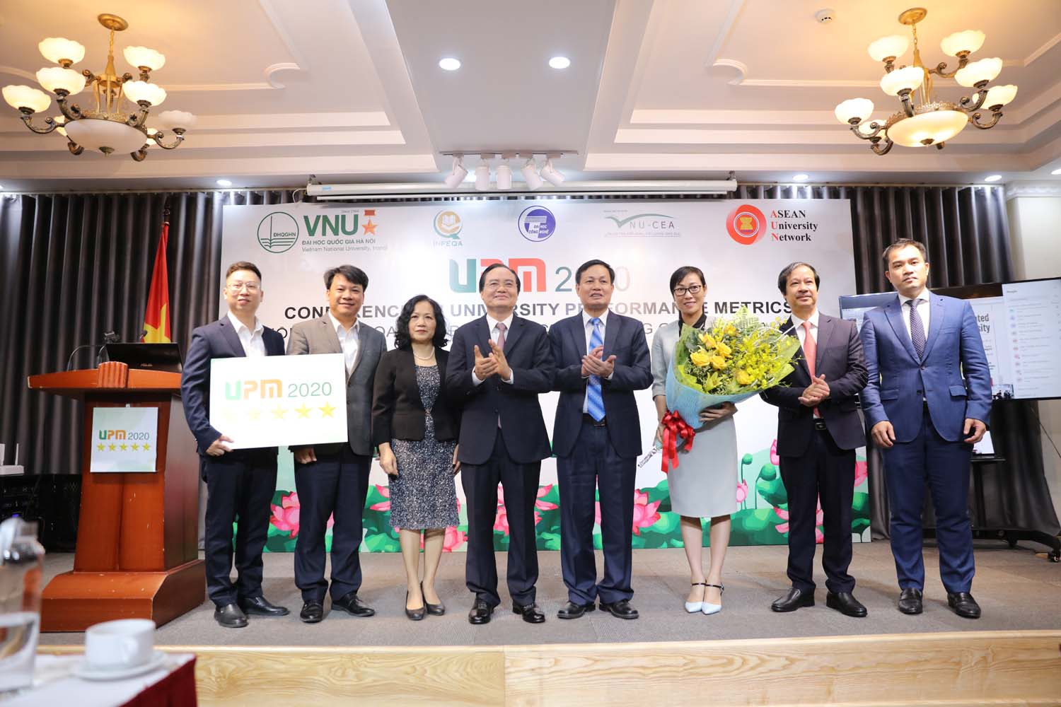 Bộ trưởng Phùng Xuân Nhạ ghi nhận những đóng góp của nhóm nghiên cứu của ĐH Quốc gia Hà Nội. Ảnh: VNU