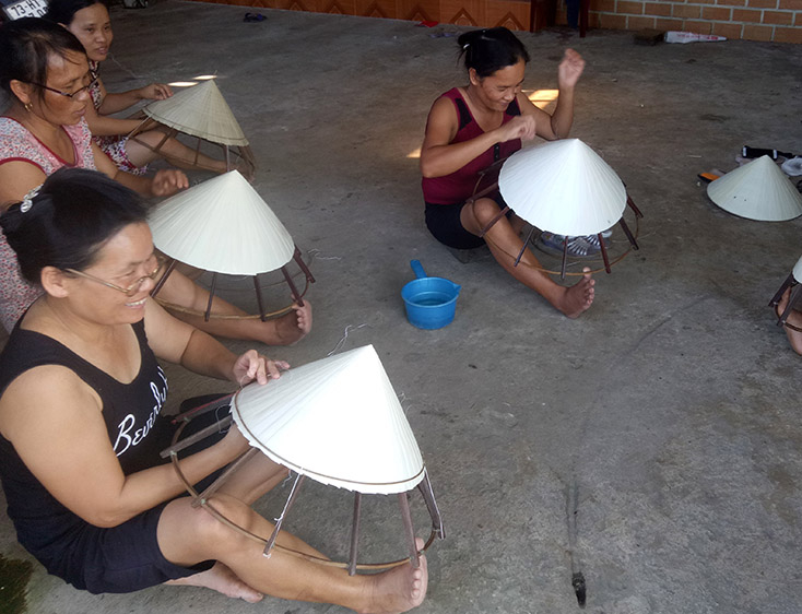 Do không có đầu ra ổn định, nghề làm nón lá ở xã Hạ Trạch đang có nguy cơ mai một. 