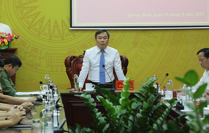 Đồng chí Vũ Đại Thắng, Ủy viên dự khuyết Ban Chấp hành Trung ương Đảng, Bí thư Tỉnh ủy phát biểu giao nhiệm vụ tại buổi lễ.