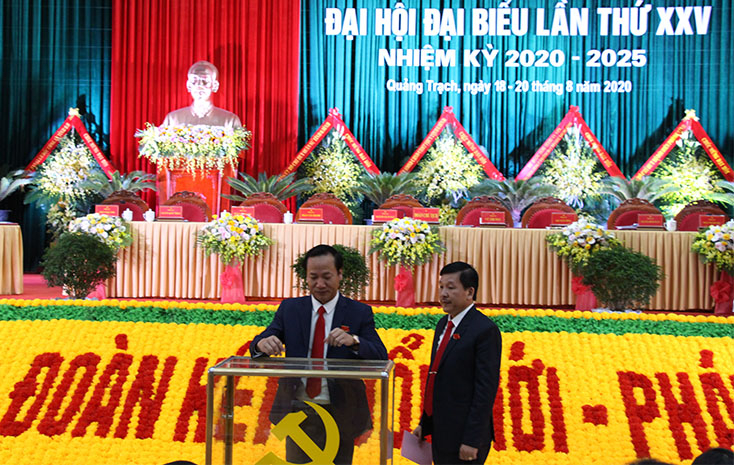 Các đại biểu bầu BCH Đảng bộ huyện Quảng Trạch nhiệm kỳ 2020-2025