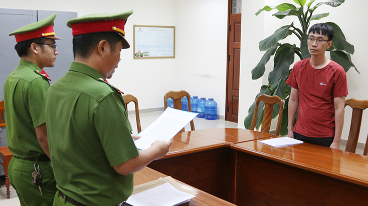Tống đạt quyết định tạm giữ hình sự đối với Dương Minh Phú về hành vi lừa đảo, chiếm đoạt tài sản