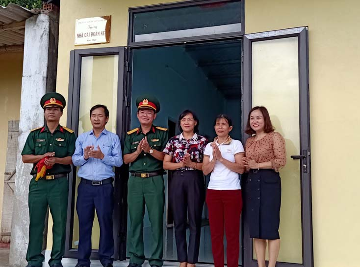 Các nhà hảo tâm bàn giao nhà tình nghĩa cho bà Nguyễn Thị Duân tại thôn Tân Sơn, xã Đức Ninh, huyện Quảng Ninh