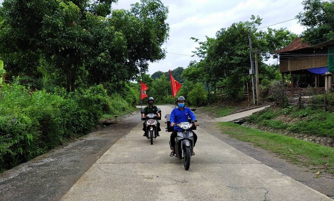   Lực lượng ĐVTN sử dụng hệ thống truyền thanh lưu động, tuyên truyền phòng, chống dịch Covid-19. 