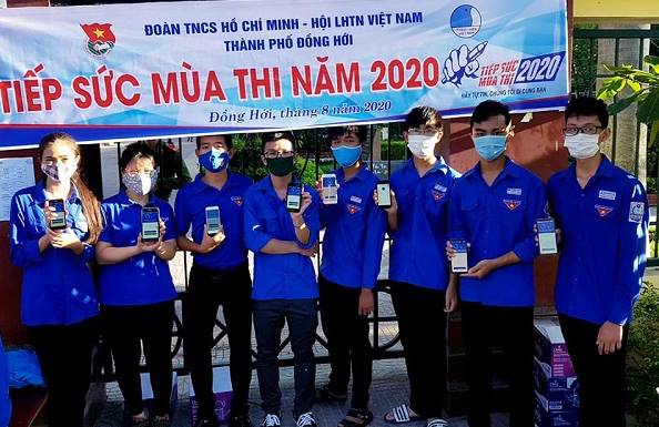    Lực lượng ĐVTN tuyên truyền về tầm quan trọng của việc cài đặt ứng dụng Bluezone.
