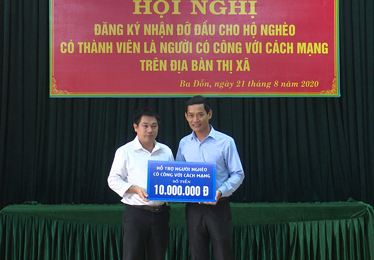 14 doanh nghiệp trong, ngoài địa bàn đã ký biên bản thực hiện hỗ trợ kinh phí 365 triệu đồng cho các hộ nghèo có thành viên là người có công 