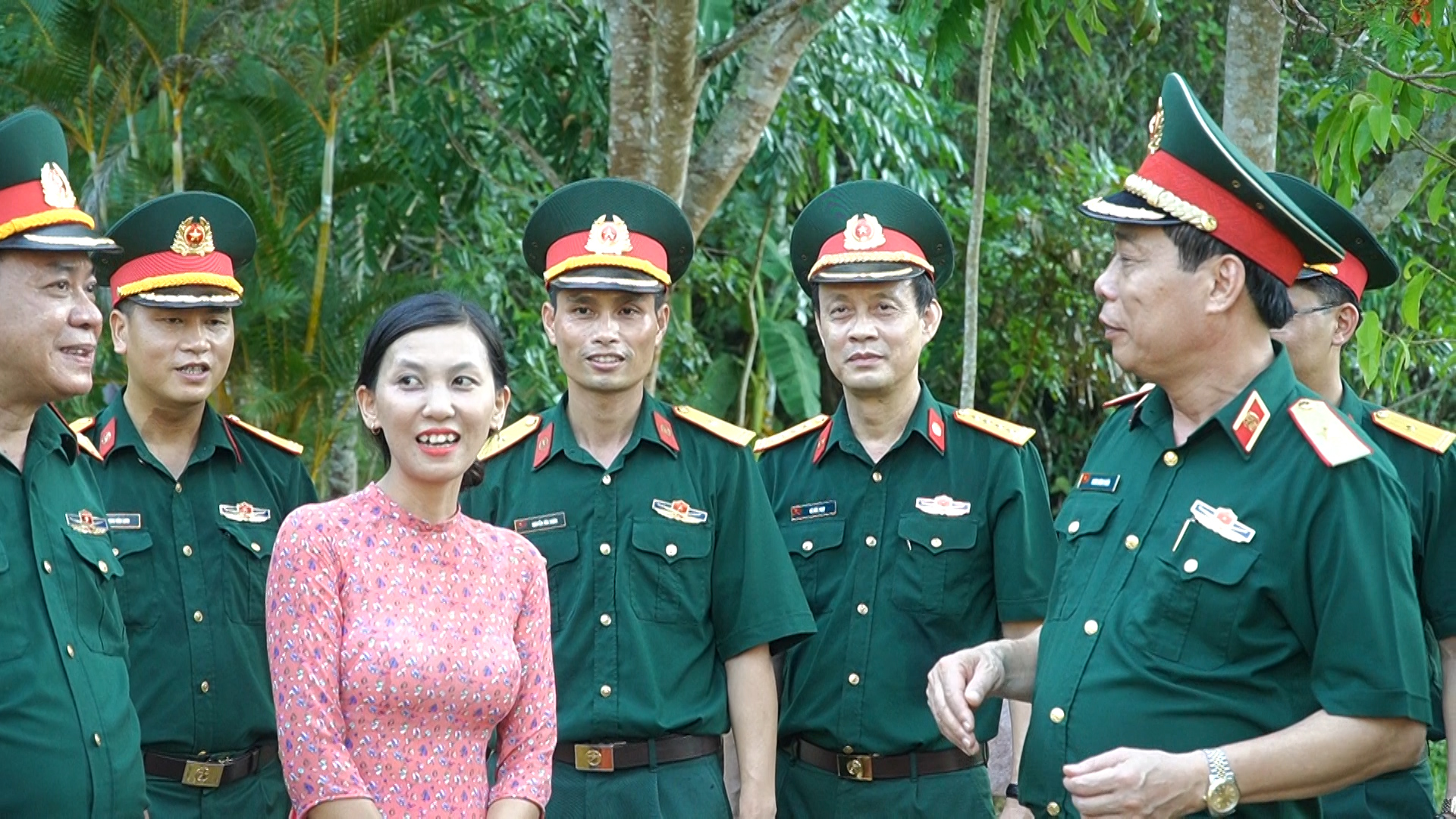    Hoàng Luân đang giới thiệu về khu di tích cho các đoàn đến tham quan.