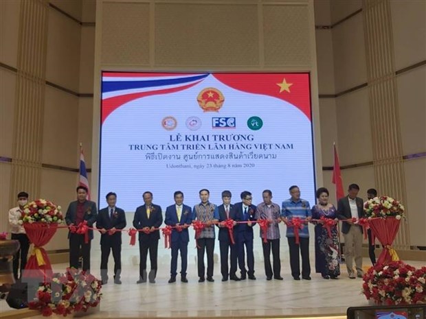 Các đại biểu cắt băng khánh thành Trung tâm triển lãm hàng Việt Nam chất lượng cao ở vùng Đông Bắc Thái Lan. (Ảnh: TTXVN phát)