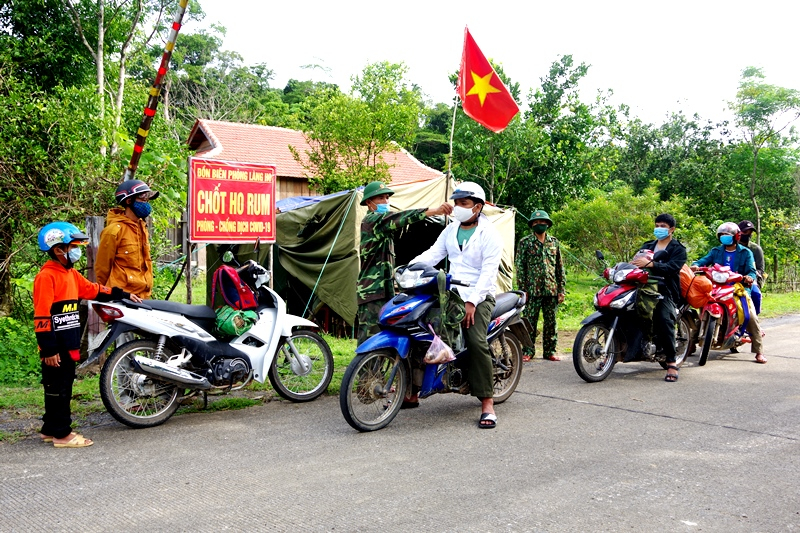 Chốt Ho Rum (thuộc xã Kim Thủy, huyện Lệ Thủy) nhánh Tây tuyến đường Hồ Chí Minh nơi tiếp giáp với tỉnh Quảng Trị - nơi đang có ca mắc Covid-19 - luôn được cán bộ, chiến sĩ Đồn Biên phòng Làng Ho kiểm soát chặt chẽ, nghiêm ngặt.