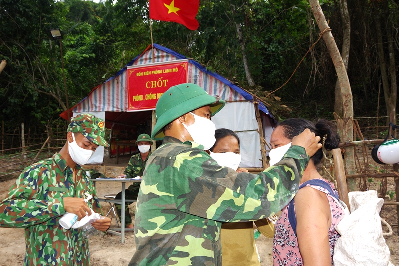 Công tác phòng dịch luôn được cán bộ, chiến sĩ Đồn Biên phòng Làng Mô thực hiện hàng ngày.