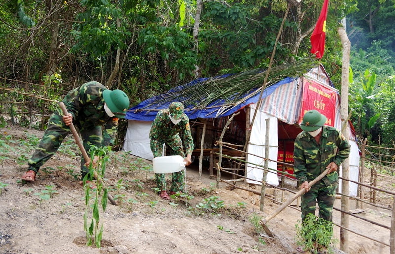 Sau phiên tuần tra, cán bộ, chiến sĩ chốt kiểm soát tranh thủ thời gian trồng rau xanh cải thiện bữa ăn hàng ngày để chống dịch Covid-19 lâu dài.