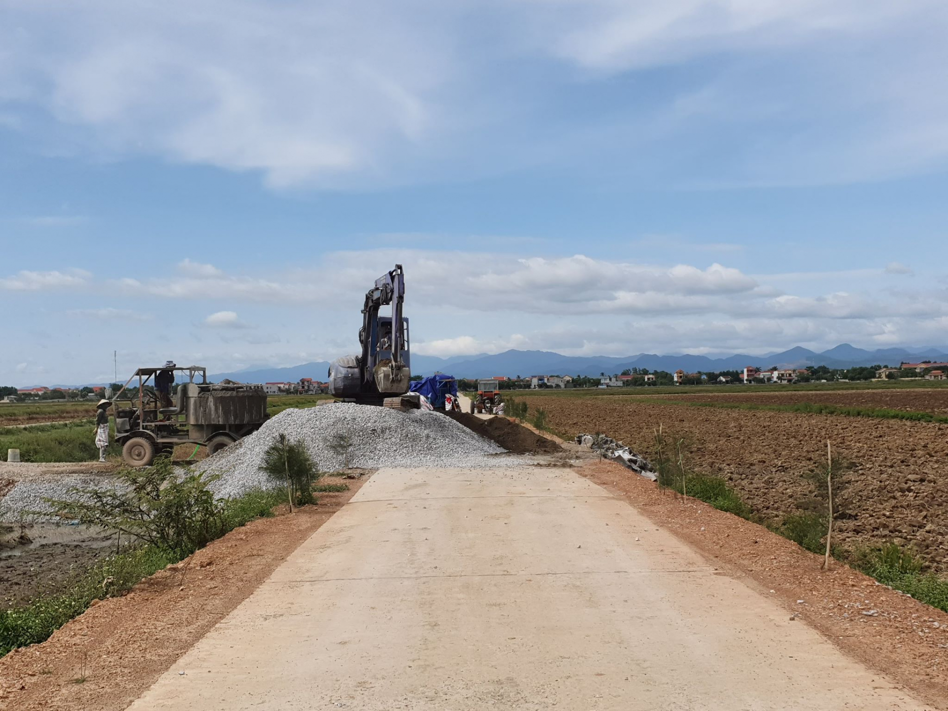   Các HTX trên địa bàn tỉnh tích cực tham gia vào phong trào xây dựng nông thôn mới.