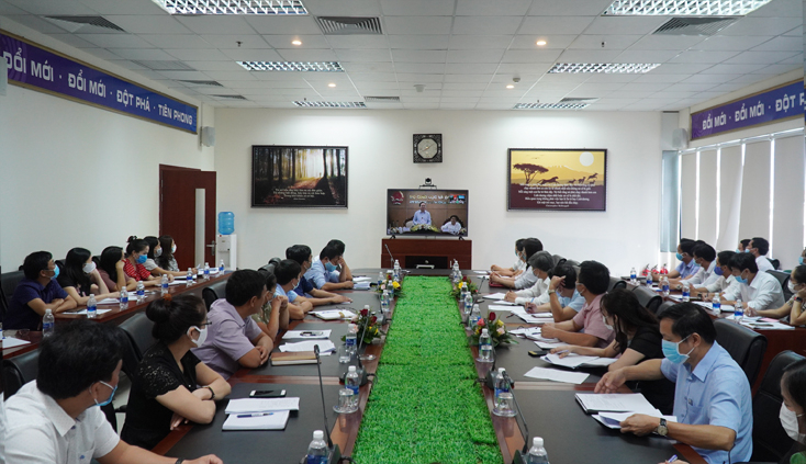 ác đại biểu theo dõi và lắng nghe Bộ trưởng Bộ GD-ĐT giải đáp, tháo gỡ cùng các địa phương trong nhiều vấn đề nêu ra tại hội nghị.
