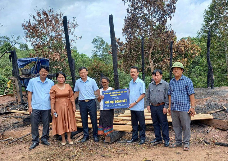 Lãnh đạo Ủy ban MTTQVN tỉnh hỗ trợ bà Kiêng 40 triệu đồng để làm lại ngôi nhà.