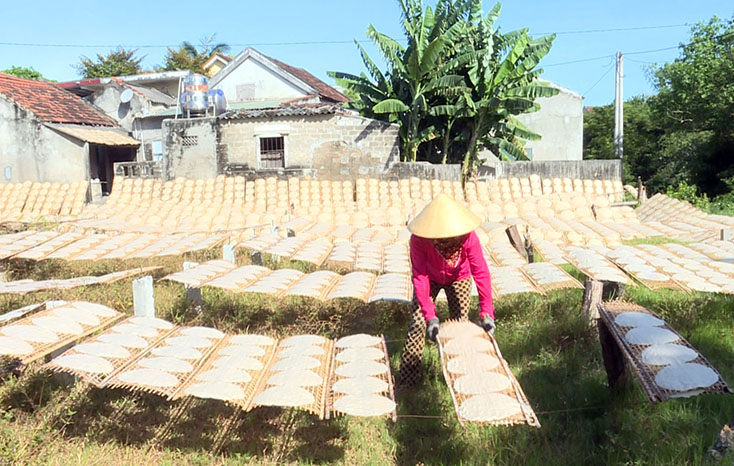 HTX Làng nghề bánh mè xát Tân An tạo việc làm cho nhiều lao động địa phương. 