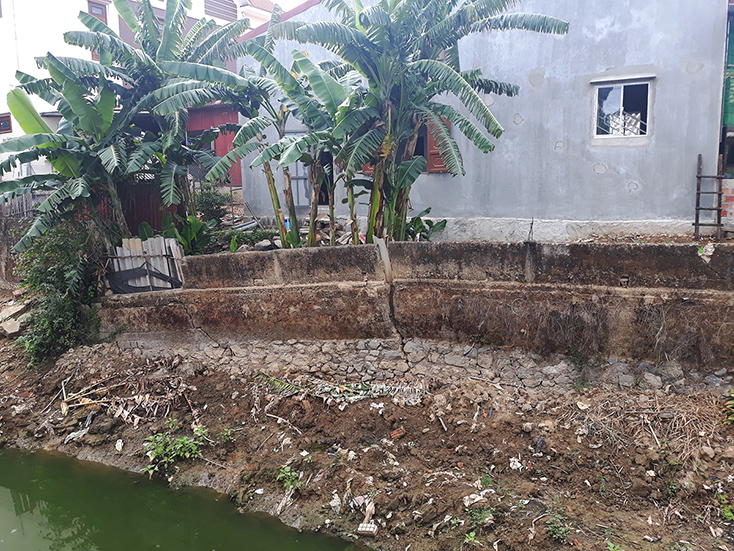 Nguy cơ sạt lở nhà cửa của người dân thôn Đông Thành sinh sống sát bờ hói.