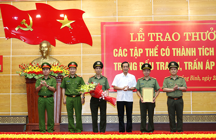Đồng chí Trần Công Thuật, Phó Bí thư Tỉnh uỷ, Chủ tịch UBND tỉnh, Trưởng đoàn ĐBQH tỉnh trao Thư khen của đồng chí Vũ Đại Thắng, Bí thư Tỉnh ủy Quảng Bình cho cán bộ, chiến sỹ Công an tỉnh Quảng Bình