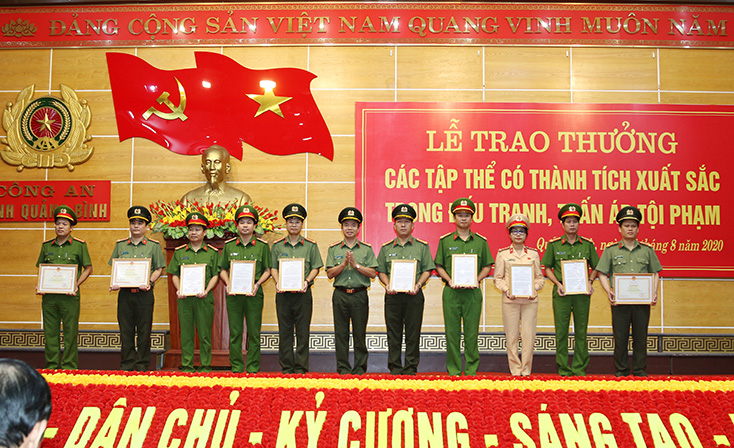 Thừa ủy quyền của Bộ trưởng Bộ Công an, Đại tá Nguyễn Tiến Nam, Ủy viên Ban Thường vụ, Giám đốc Công an tỉnh Quảng Bình trao Bằng khen của Bộ Công an cho một số cá nhân và quyết định “Thưởng nóng” của Bộ trưởng Bộ Công an cho 7 đơn vị thuộc Công an Quảng Bình