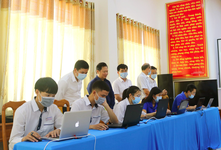 Đồng chí Nguyễn Tiến Hoàng, Tỉnh ủy viên, Phó Chủ tịch UBND tỉnh, Chủ tịch Hội đồng phối hợp PBGDPL tỉnh, Trưởng Ban tổ chức cuộc thi  chứng kiến các thí sinh tham gia thi khởi động thử tại buổi lễ phát động cuộc thi