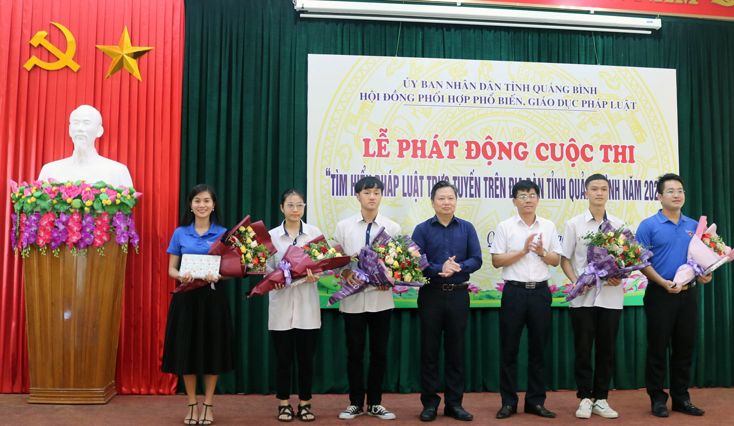 Đồng chí Nguyễn Tiến Hoàng, Tỉnh ủy viên, Phó Chủ tịch UBND tỉnh, Chủ tịch Hội đồng phối hợp PBGDPL tỉnh, Trưởng Ban tổ chức cuộc thi tặng quà cho các thí sinh tham gia thi khởi động thử tại buổi lễ.