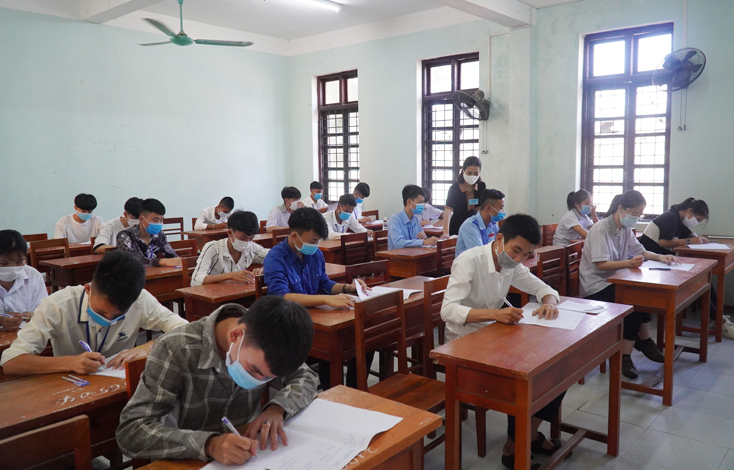 Các thí sinh nỗ lực hoàn thành tốt bài thi tại Kỳ thi tốt nghiệp THPT năm 2020.