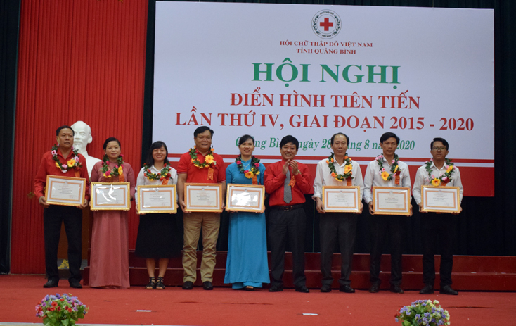Đồng chí Phan Văn Cầu, Chủ tịch Hội CTĐ trao Bằng khen của Trung ương Hội CTĐ Việt Nam cho các tập thể có thành tích xuất sắc trong phong trào thi đua yêu nước Hội CTĐ giai đoạn 2015-2020.