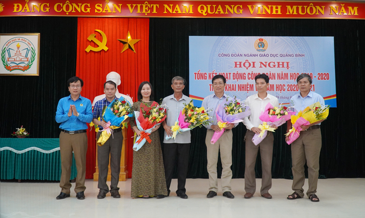 Lãn đạo Công đoàn ngành GDQB tặng hoa chúc mừng các cán bộ công đoàn chuyển công tác khác và nghỉ hưu theo chế độ.