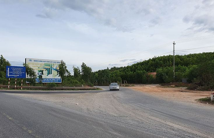 Quốc lộ 9B nối từ xã Vạn Ninh đi các xã biên giới huyện Lệ Thủy 
