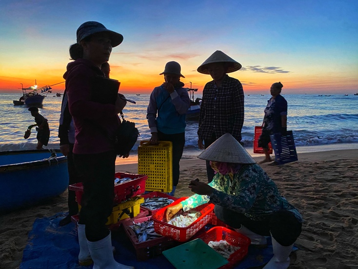 Những ánh đèn cầm tay không đủ để soi tỏ mặt người...