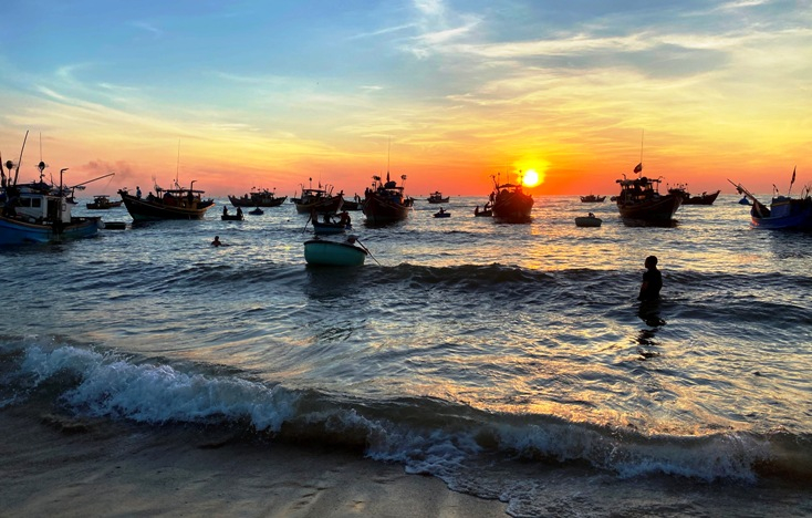 Những con thuyền lần lượt nối đuôi nhau vào bờ.