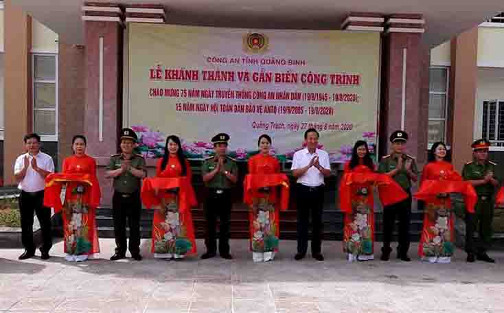 Các đại biểu cắt băng khánh thành và gắn biển công trình.