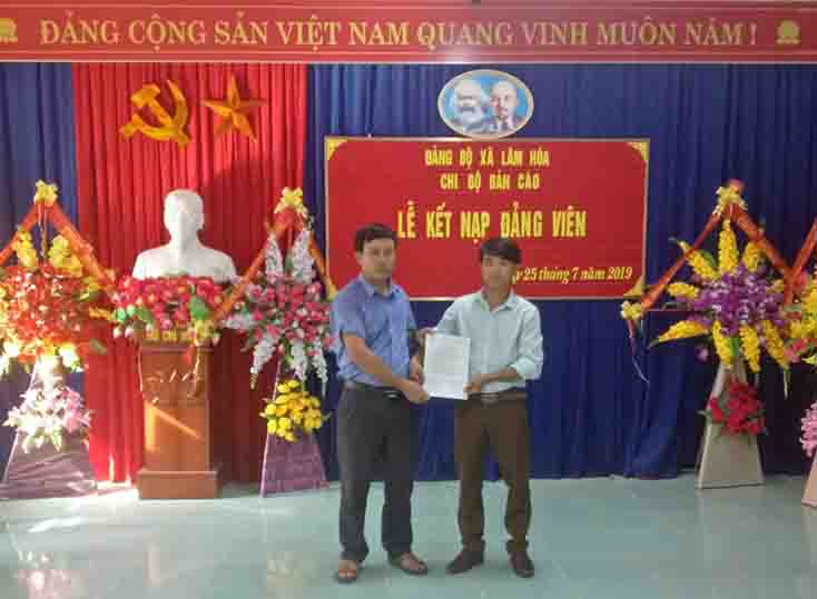  Lễ kết nạp đảng viên người dân tộc thiểu số tại Đảng bộ xã Lâm Hóa