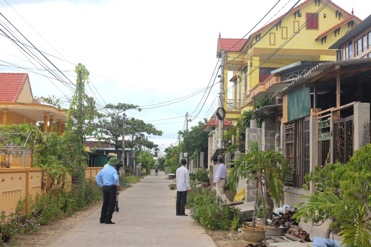 Ban công tác mặt trận thôn Hà Thiệp khảo sát, hoàn thiện các tuyến đường hoa.