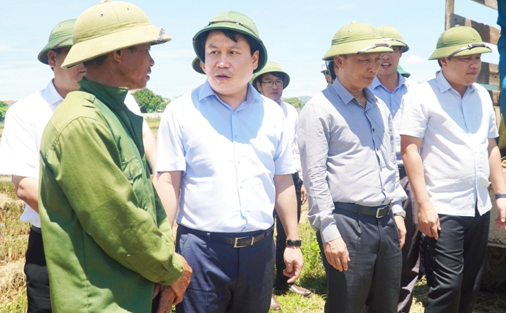  Đồng chí Bí thư Tỉnh ủy Vũ Đại Thắng trò chuyện với nông dân xã Vạn Trạch (Bố Trạch)
