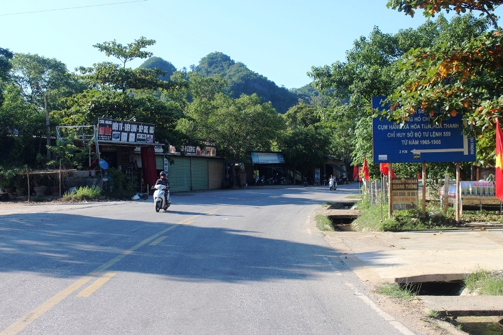   Biển chỉ dẫn Di tích lịch sử quốc gia: “Cụm hang xã Hóa Tiến-Hóa Thanh, chỉ huy sở Bộ Tư lệnh Đoàn 559 từ năm 1965-1966”.