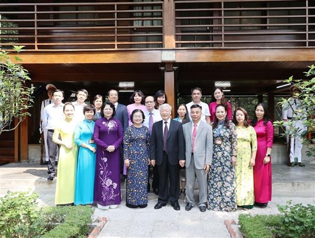 Tổng Bí thư, Chủ tịch nước Nguyễn Phú Trọng chụp ảnh chung với cán bộ, nhân viên Khu Di tích Chủ tịch Hồ Chí Minh tại Phủ Chủ tịch. (Ảnh: Trí Dũng/TTXVN)