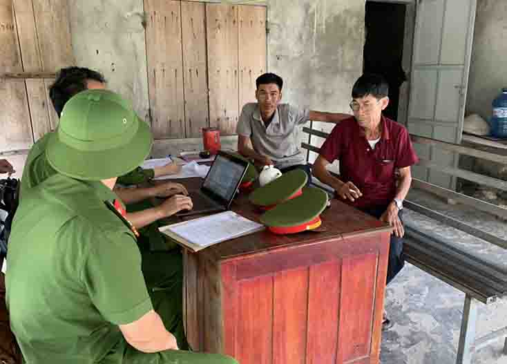 Lực lượng chức năng làm việc với đại diện Công ty TNHH khai thác vật liệu và xây dựng Hồng Lĩnh.