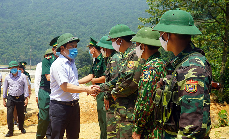 Đồng chí Bí thư Tỉnh ủy thăm cán bộ, chiến sĩ tại các chốt kiểm soát dịch Covid-19
